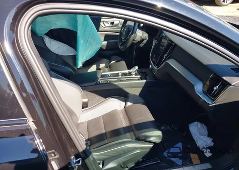 2024 Volvo S60 B5 Plus Black Edition z USA, uszkodzony, nr VIN 7JRL12FH8RG282154